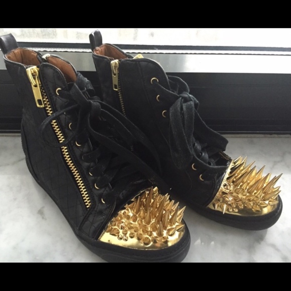 Jeffrey Campbell Adams spike
